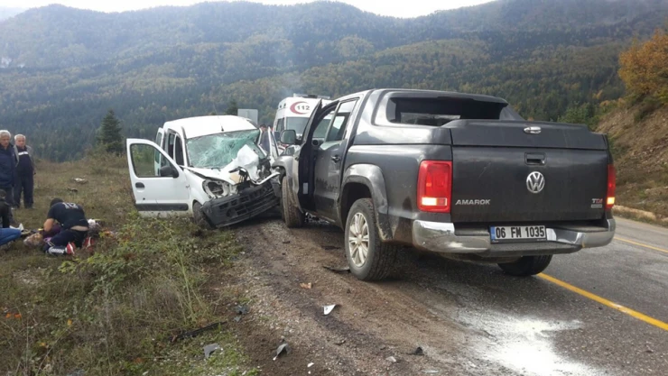 Karşı şeride geçip kamyona çarptı 2 ölü 1 yaralı