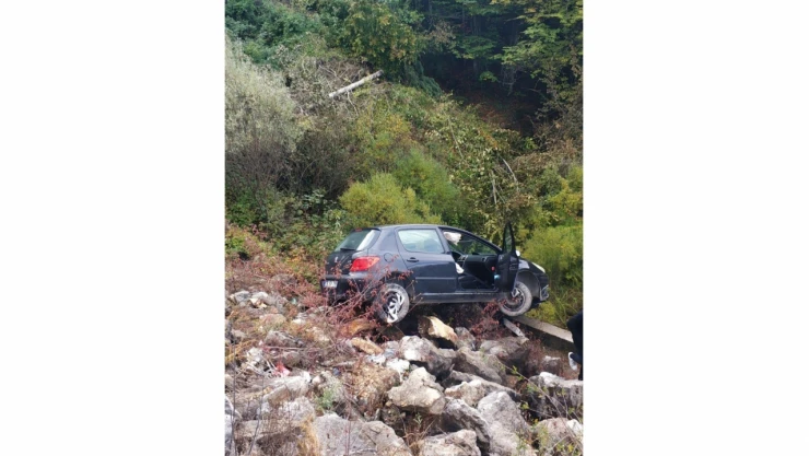 Karşı şeride geçip şarampole uçtu: 1 yaralı