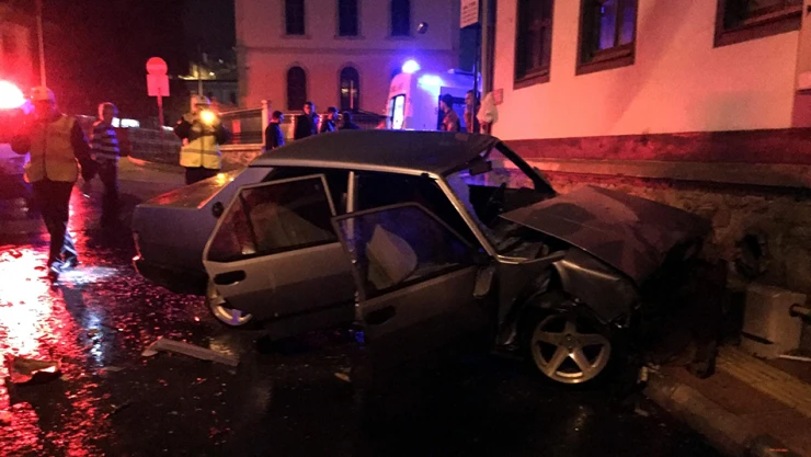 Karşıdan karşıya geçerken araba çarptı