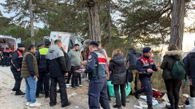 Kartalkaya Yolunda Freni Boşalan Minibüs Devrildi: 14 yaralı