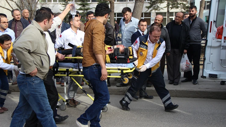 Kasksız genç ağır yaralı