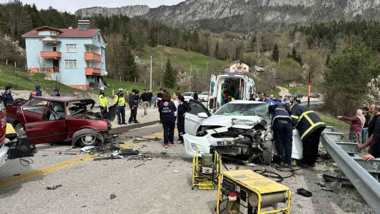 Kastamonu'da 2 Otomobil Çarpıştı: Ölü ve Yaralılar Var!