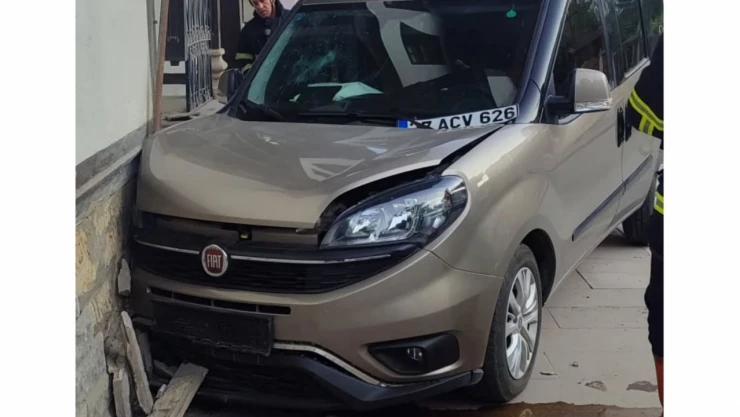 Kastamonu'da Araç Duvara Çarptı