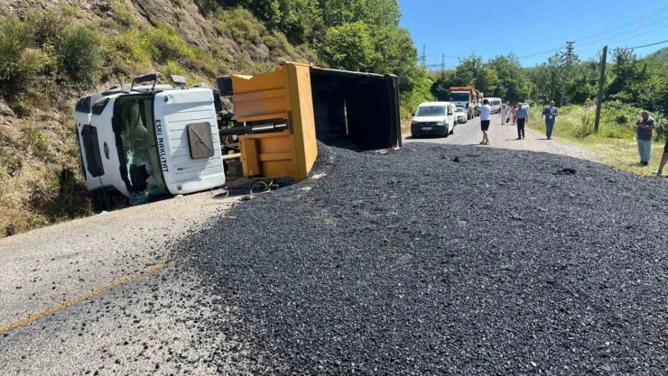 Hafriyat Kamyonu Devrildi, Sürücü Yaralandı