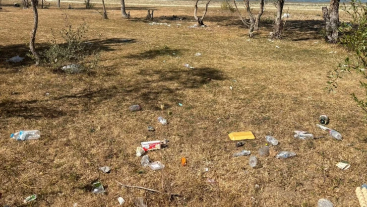 Kastamonu'da Balık Tutmaya Gelen Gençler Çöp Topladı