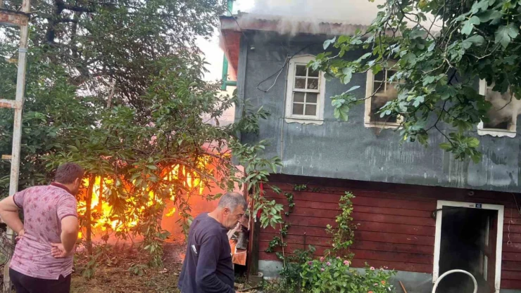 Kastamonu'da Çıkan Yangında Ev Ve Samanlık Küle Döndü
