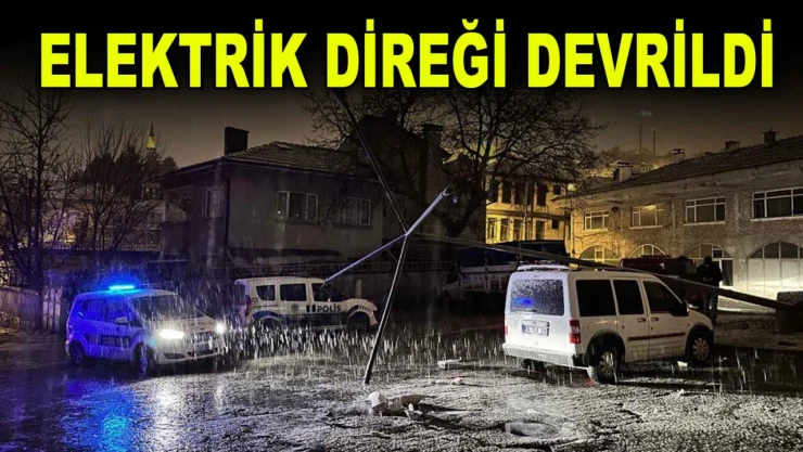 Kastamonu'da Elektrik Direği Aracı Üstüne Devrildi