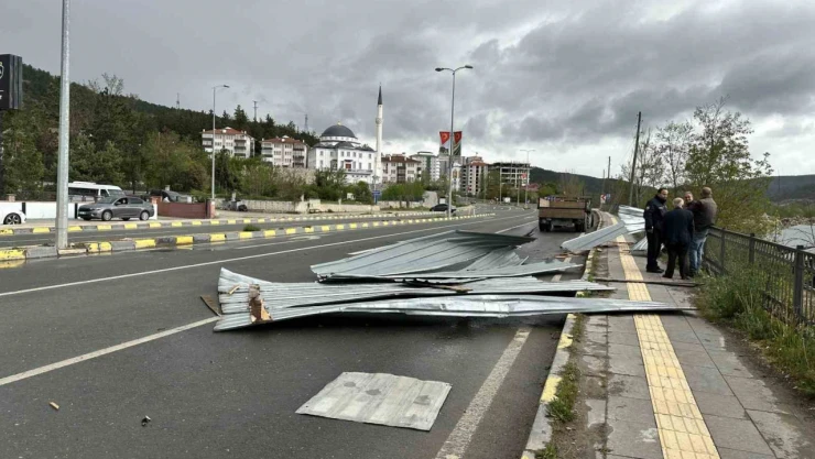 Kastamonu'yu Fırtına Vurdu: Binaların Çatıları Uçtu, Ağaçlar Devrildi