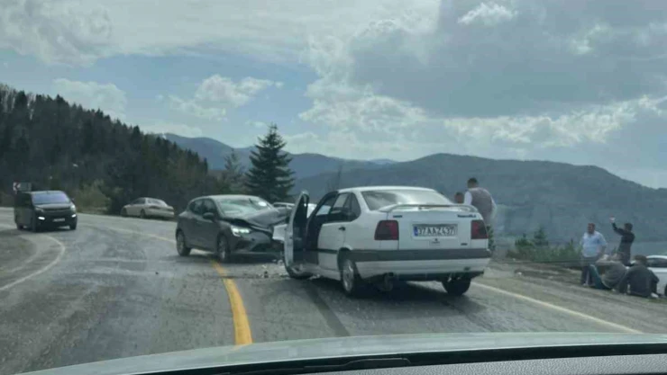 2 Otomobil Kafa Kafaya Çarpıştı: 3 Yaralı