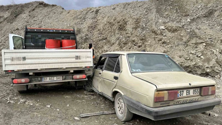 Kastamonu'da Kamyonet ile Otomobil Çarpıştı