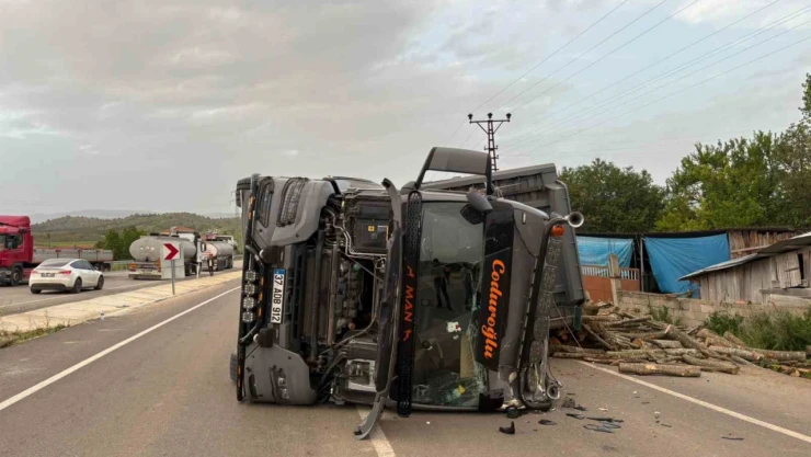 Odun Yüklü Tır Devrildi, Sürücü Yaralandı