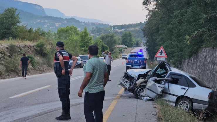 Kastamonu'da Otomobil ile Hafif Ticari Araç Çarpıştı: 8 Yaralı