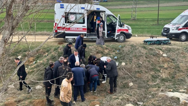 Kastamonu'da Otomobil Şarampole Yuvarlandı: 2 Yaralı