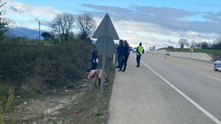 Kastamonu'da Otomobil Tarlaya Yuvarlandı: 3 Yaralı