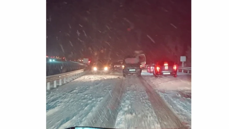 Kastamonu'da Yoğun Kar Yağışı: Onlarca Araç Yolda Kaldı