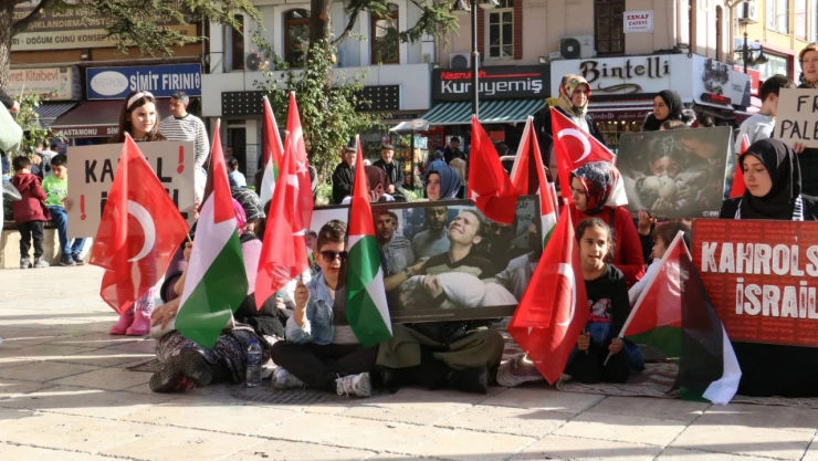 Kastamonu'dan İsrail'e oturma eylemli tepki