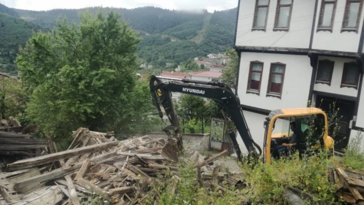 Kastamonu Küre'de metruk binalar yıkıldı