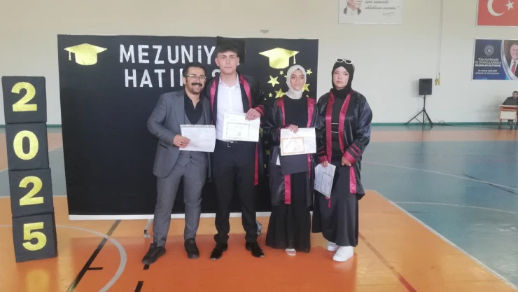 Kastamonu'nun İlçelerinde Karne Töreni Düzenlendi