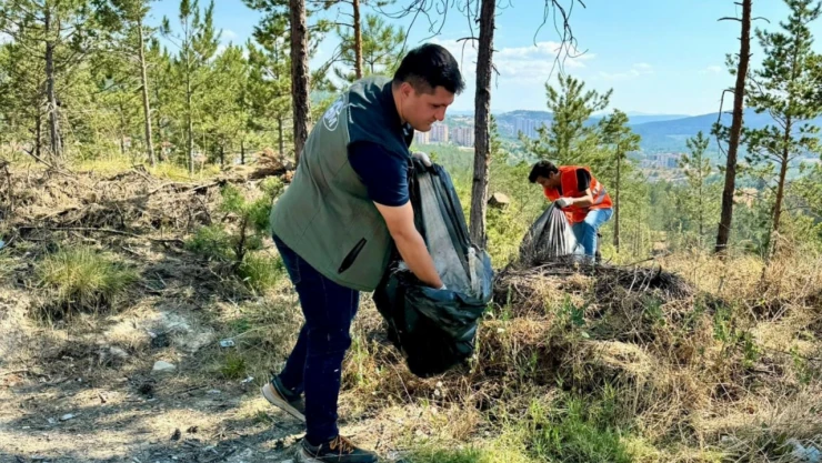 Kastamonu Orman Bölge Müdürlüğü, Anıt Mezarlığı Yolundaki Atıkları Topladı