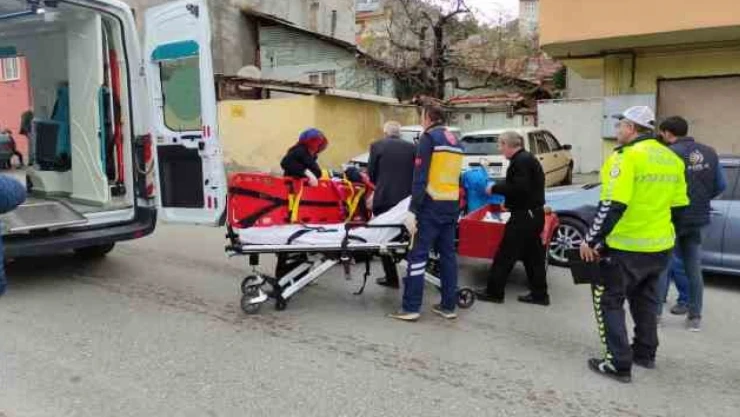 Kastamonu Tosya'da motosiklet park halindeki araca çarptı, 3 yaralı