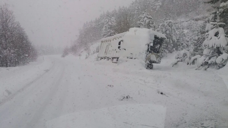 Kayan TIR yolu kapadı