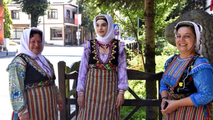 Kaymakam ilçenin tanıtımı için yöresel kıyafet giydi