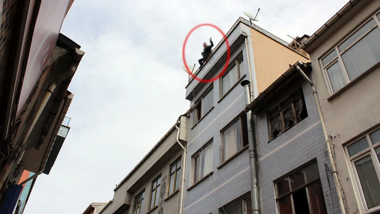 Kaymakam intihar etmek isteyen şahsı  çatıya çıkarak caydırdı