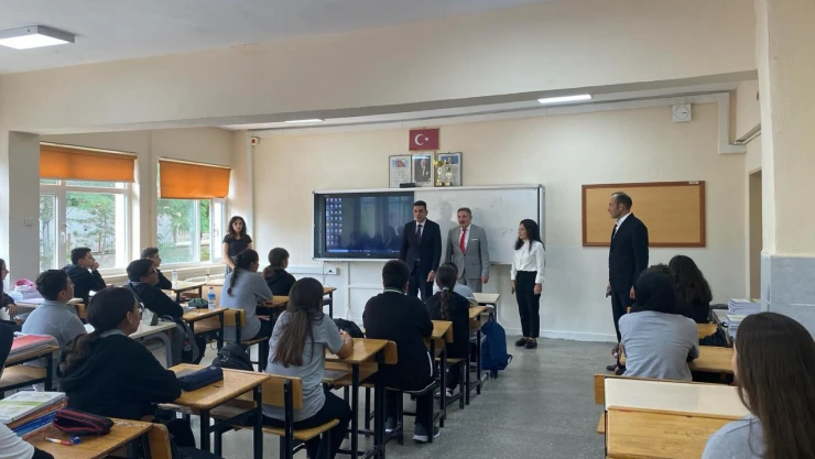 Kaymakam Karaselvi, Öğrencilerin Okul Heyecanına Ortak Oldu