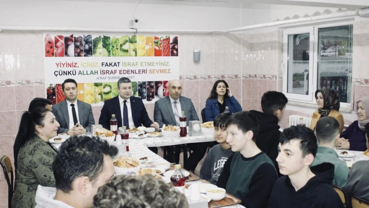 Kaymakam Necdet Uçar, Öğrencilerle İftarda Bir Araya Geldi
