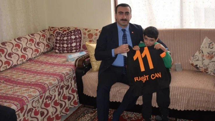 Kaymakam Şahin Galatasaray Forması Hediye Etti