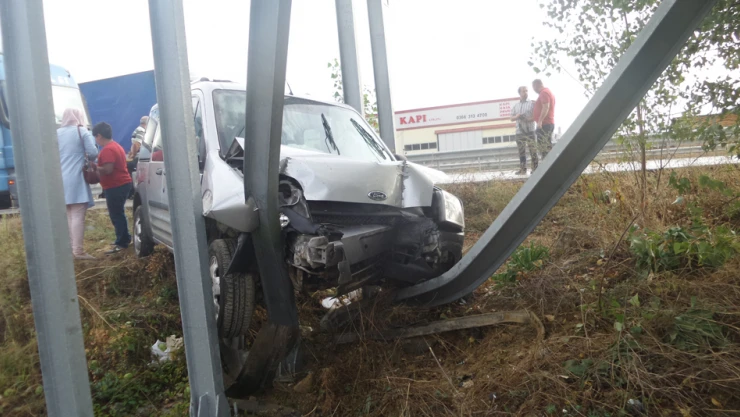 Kazaya bakarken kaza yaptı: 2 yaralı