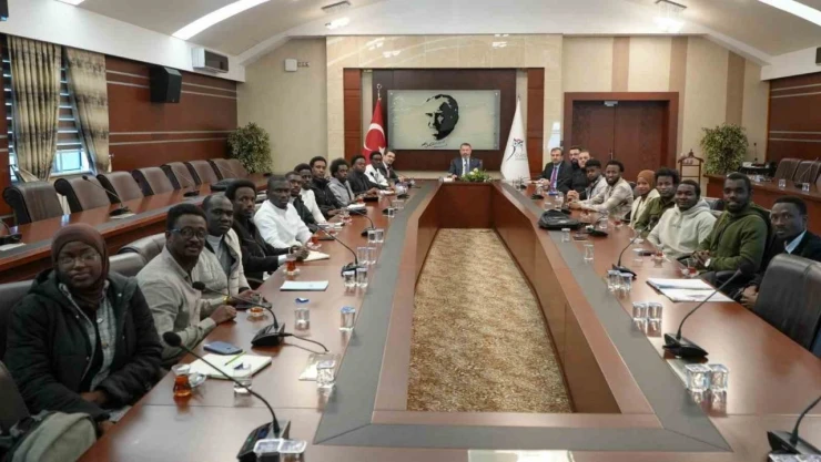 KBÜ Rektörü Kırışık Afrikalı Öğrencilerle Bir Araya Geldi
