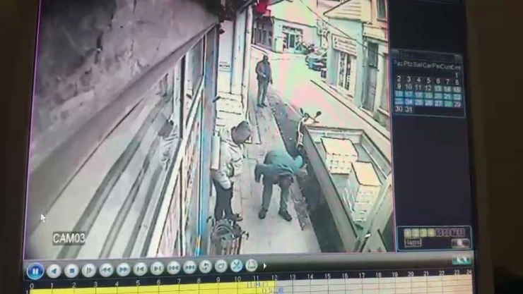 Kedi, Tezgahtan Balık Kaptı!