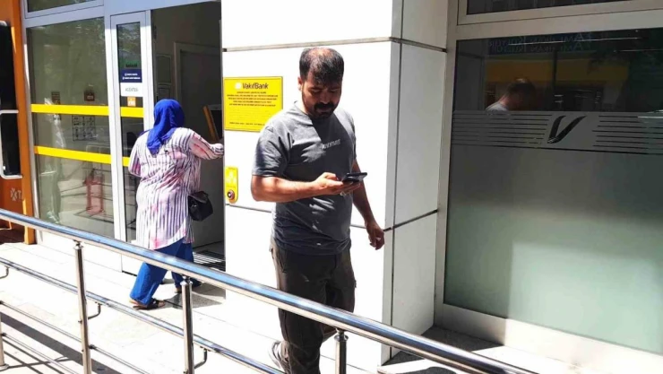 Kendisini Arayan 'Sahte Polise' İnandı, Bin 500 Dolarından Oldu