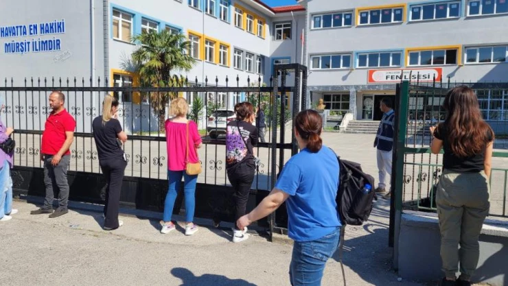 Kimliğini Evde Unutunca Ailesi İmdadına Yetişti