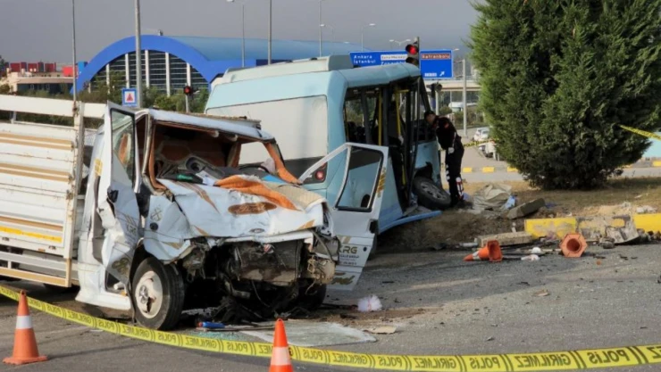 Kırmızı ışık ihlali kaza getirdi 11 yaralı