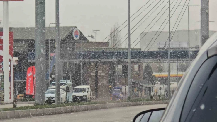 Kış Ayında Yağmayan Kar Bahar Ayında Geldi