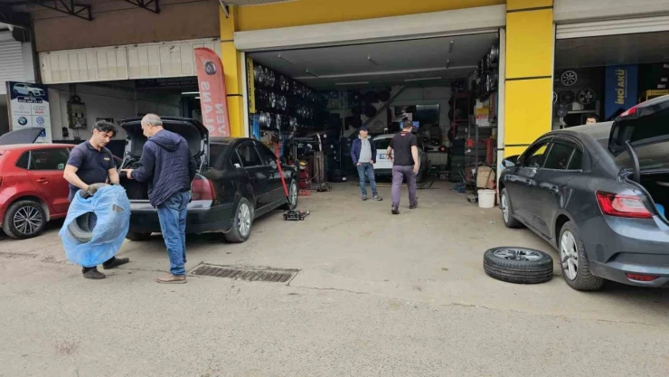 Lastikçiler Yoğun Mesai Harcıyor