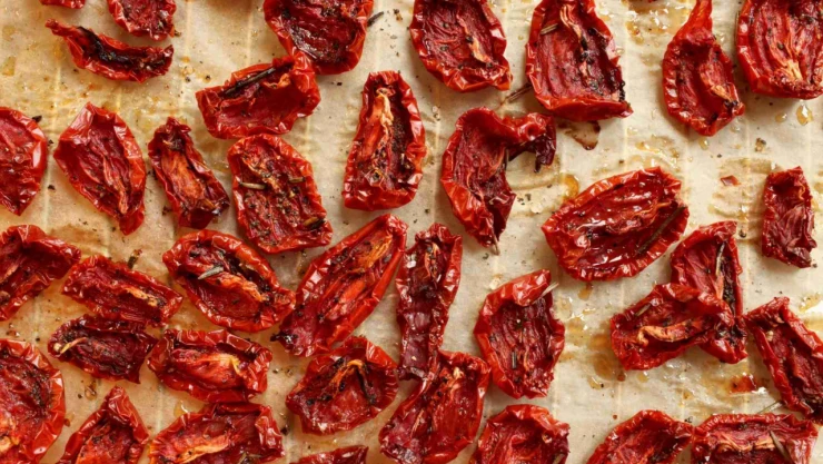 Kış Sofraları İçin Domatesler Güneşte Kurutuluyor