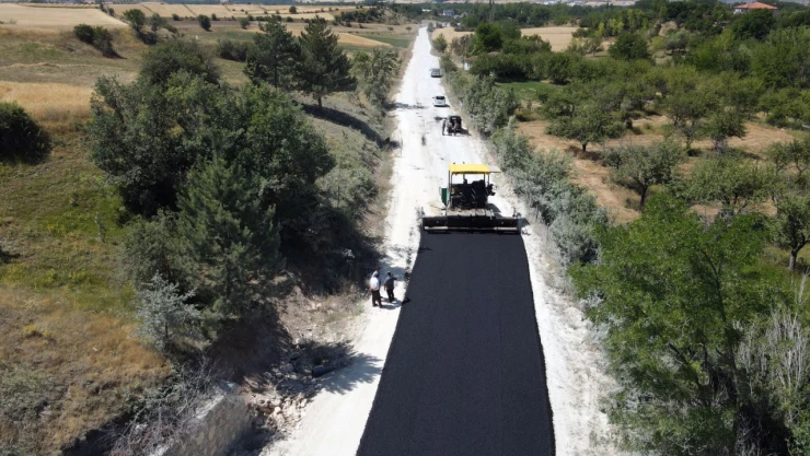 Kışın Kardan Temizliyorlar, Yazın Asfalt Seriyorlar