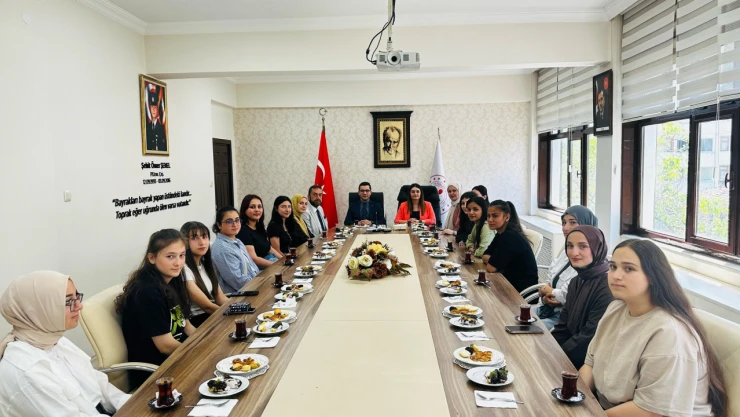 Kız Öğrencilerden Kaymakam Ünal'a Ziyaret