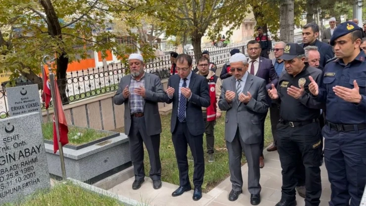 KKTC'de şehit olan asker kabri başında anıldı