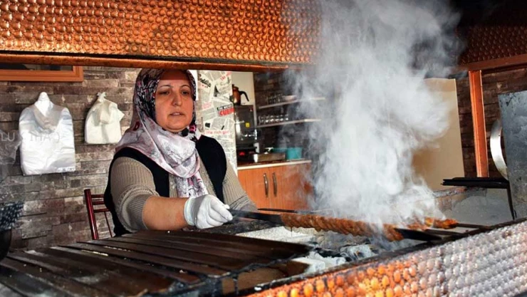 Kocası hastalanınca kebapçı oldu