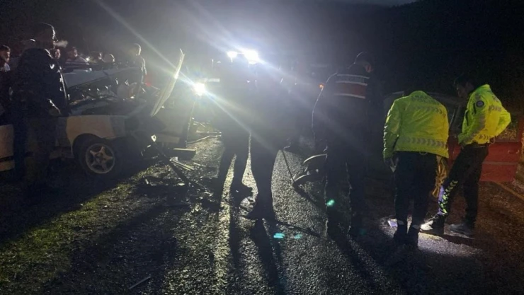 Kontrolden Çıkan İki Otomobil Çarpıştı: 3 Yaralı