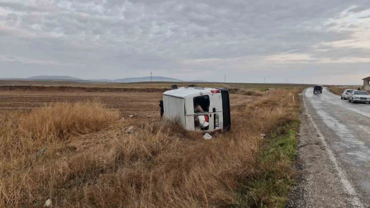 Minibüs Tarlaya Devrildi: 3 Yaralı