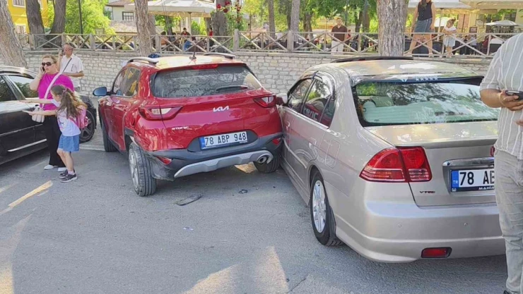 Kontrolden Çıkan Otomobil 3Araca Çarptı: 1 Yaralı