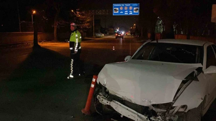 Kontrolden Çıkan Otomobil Beton Duvara çarptı: 1 Yaralı