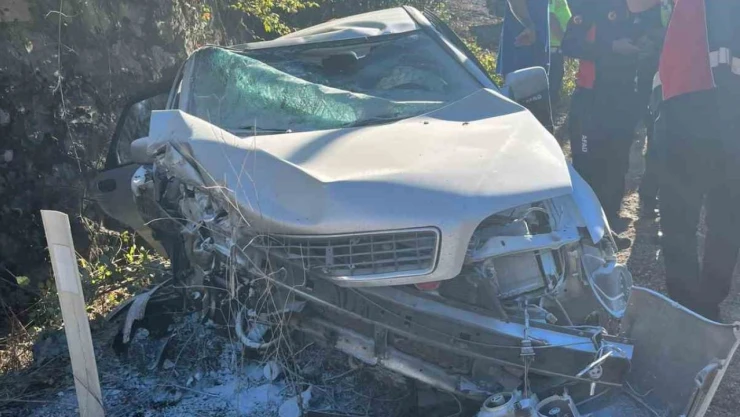 Kontrolden Çıkan Otomobil Duvara Çarptı