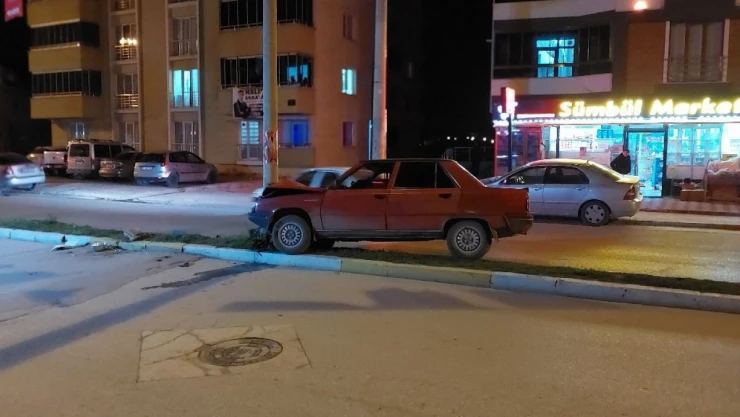 Otomobil Elektrik Direğine Çarptı