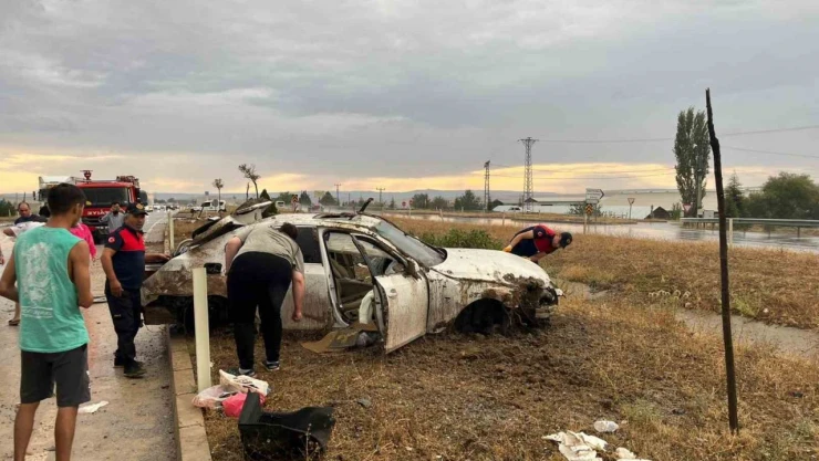 Otomobil Refüje Devrildi: 4 Yaralı